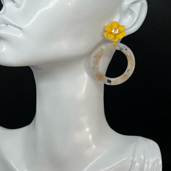 Vintage 1970s Yellow, White & Beige Floral Gem Hoop Post Earrings Retro Jewelry - Picture 11 of 12